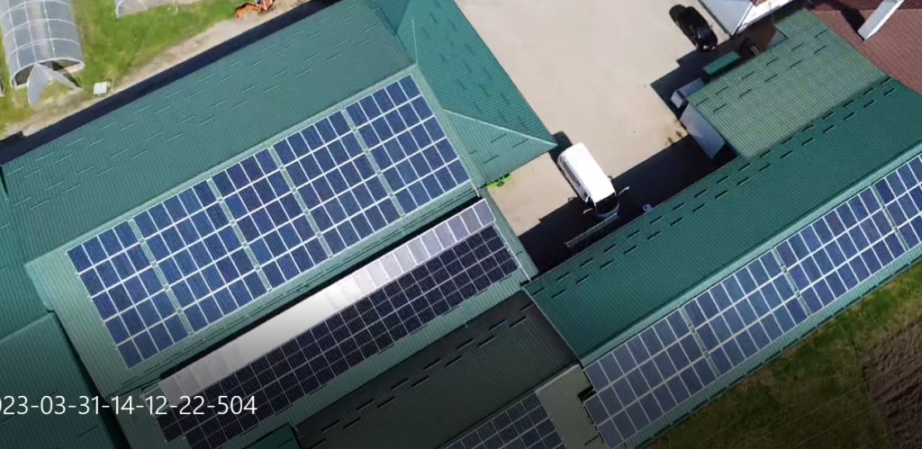 Spasojević solarni paneli na krovu 84. Tip invertera Fronius. Lokacija Kukići bb. Solarna elektrana snage 39,1kWp.